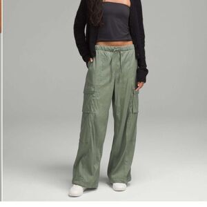 Lululemon Lightweight Adjustable Mid-Rise Cargo Pant
Grey Eucalyptus size XS